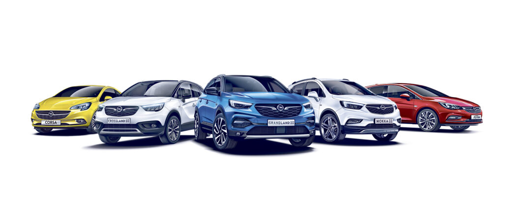 Fünf Opel-Modelle nebeneinander auf weißem Hintergrund: Corsa, Crossland, Grandland, Mokka und Astra.