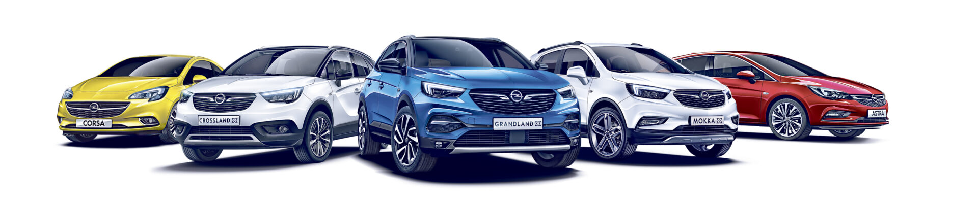 Fünf Opel-Modelle nebeneinander auf weißem Hintergrund: Corsa, Crossland, Grandland, Mokka und Astra.