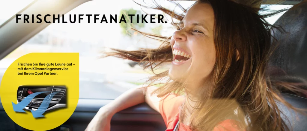 Frau genießt frische Luft im Auto – Opel Klimaanlagenservice sorgt für gute Stimmung und saubere Luft.