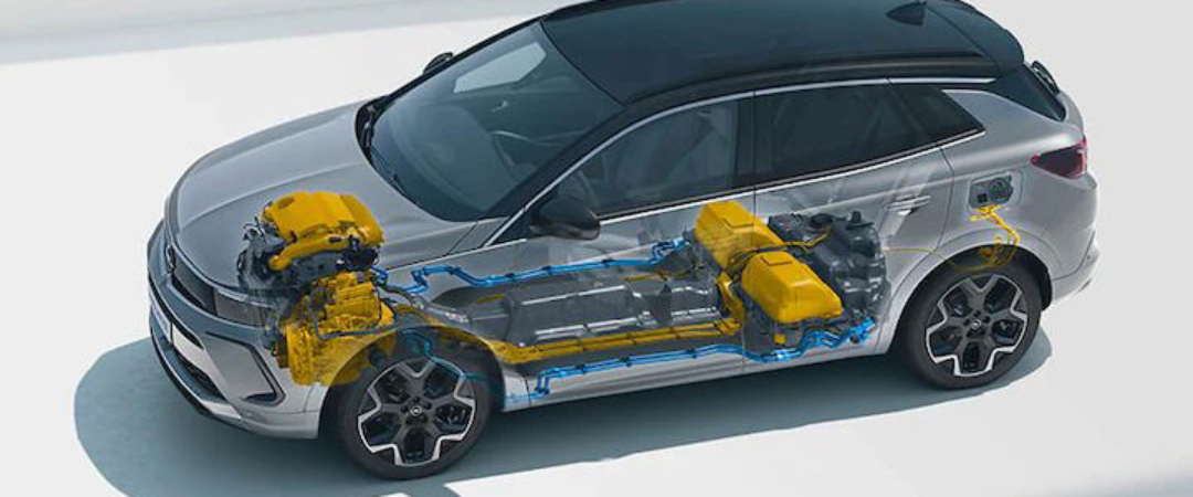 Grafische Darstellung eines Opel Grandland mit sichtbarem Hybrid-Antriebssystem, das die Position von Batterie, Elektromotoren und Antriebsstrang zeigt.